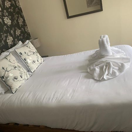 The Swan @ Stoford Otel Dış mekan fotoğraf A bed with a duvet