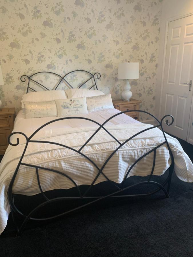 The Swan @ Stoford Otel Dış mekan fotoğraf Wrought iron bed