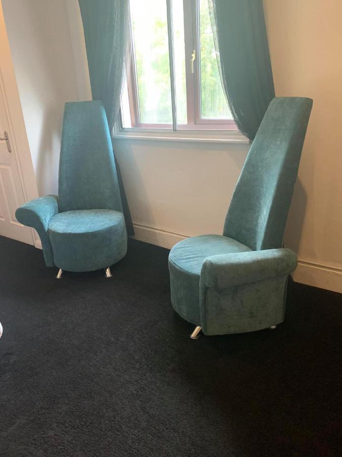 The Swan @ Stoford Otel Dış mekan fotoğraf The original chairs at the BBC Television Centre