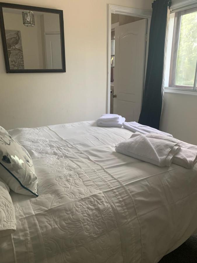 The Swan @ Stoford Otel Dış mekan fotoğraf A bed with a duvet