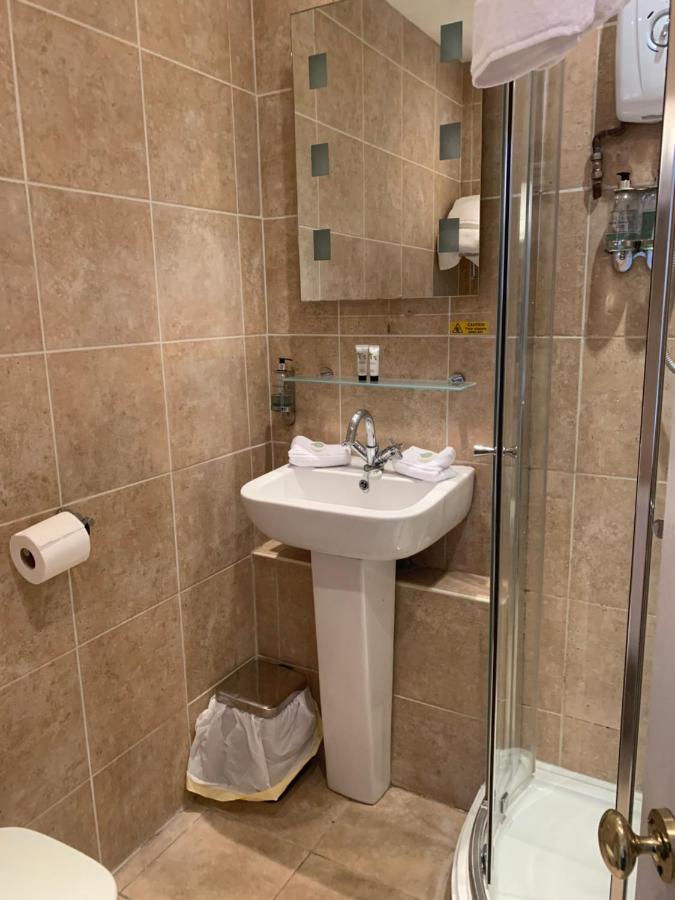 The Swan @ Stoford Otel Dış mekan fotoğraf A modern bathroom
