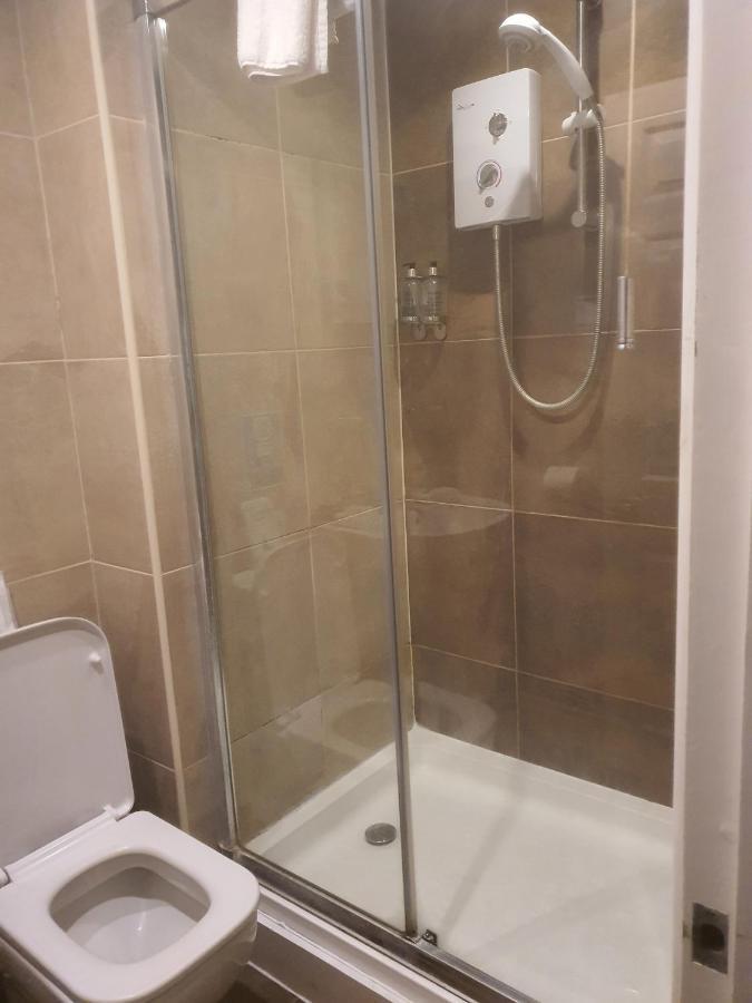 The Swan @ Stoford Otel Dış mekan fotoğraf A shower cubicle