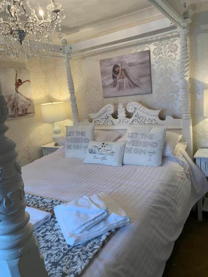 The Swan @ Stoford Otel Dış mekan fotoğraf The bedroom at The Swan Inn