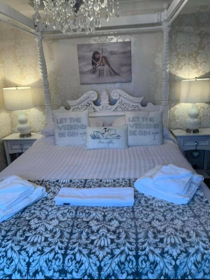 The Swan @ Stoford Otel Dış mekan fotoğraf The wedding bed