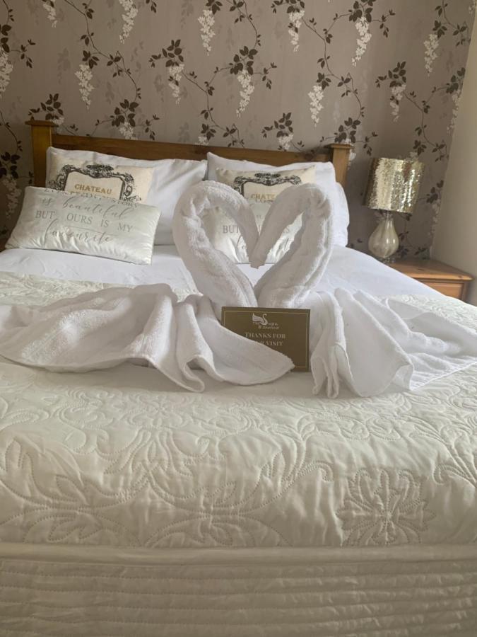 The Swan @ Stoford Otel Dış mekan fotoğraf A bed at the hotel