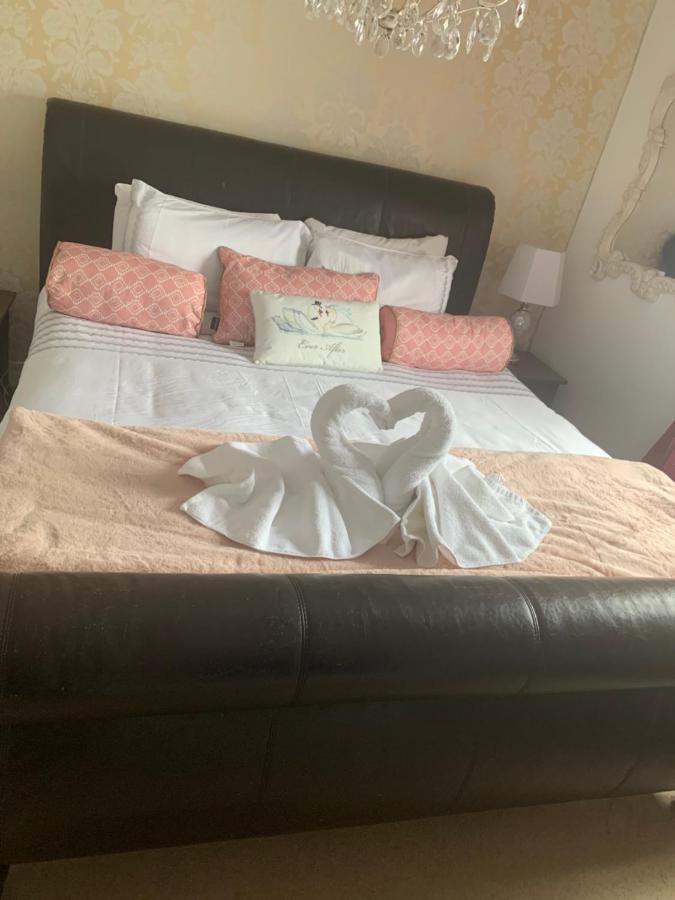 The Swan @ Stoford Otel Dış mekan fotoğraf A bed with a heart shaped towel
