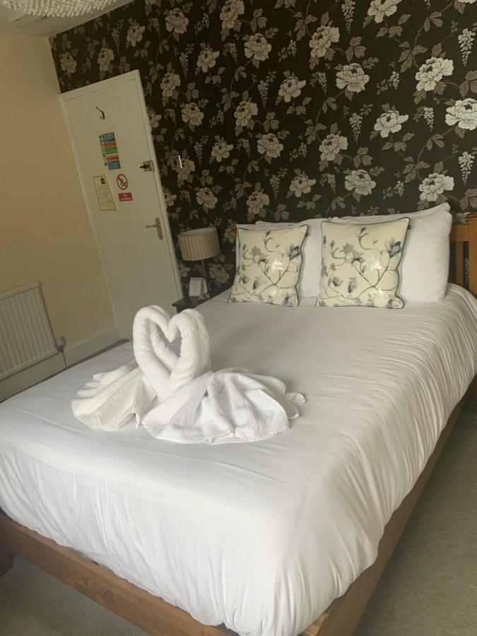 The Swan @ Stoford Otel Dış mekan fotoğraf A bed with a towel swan